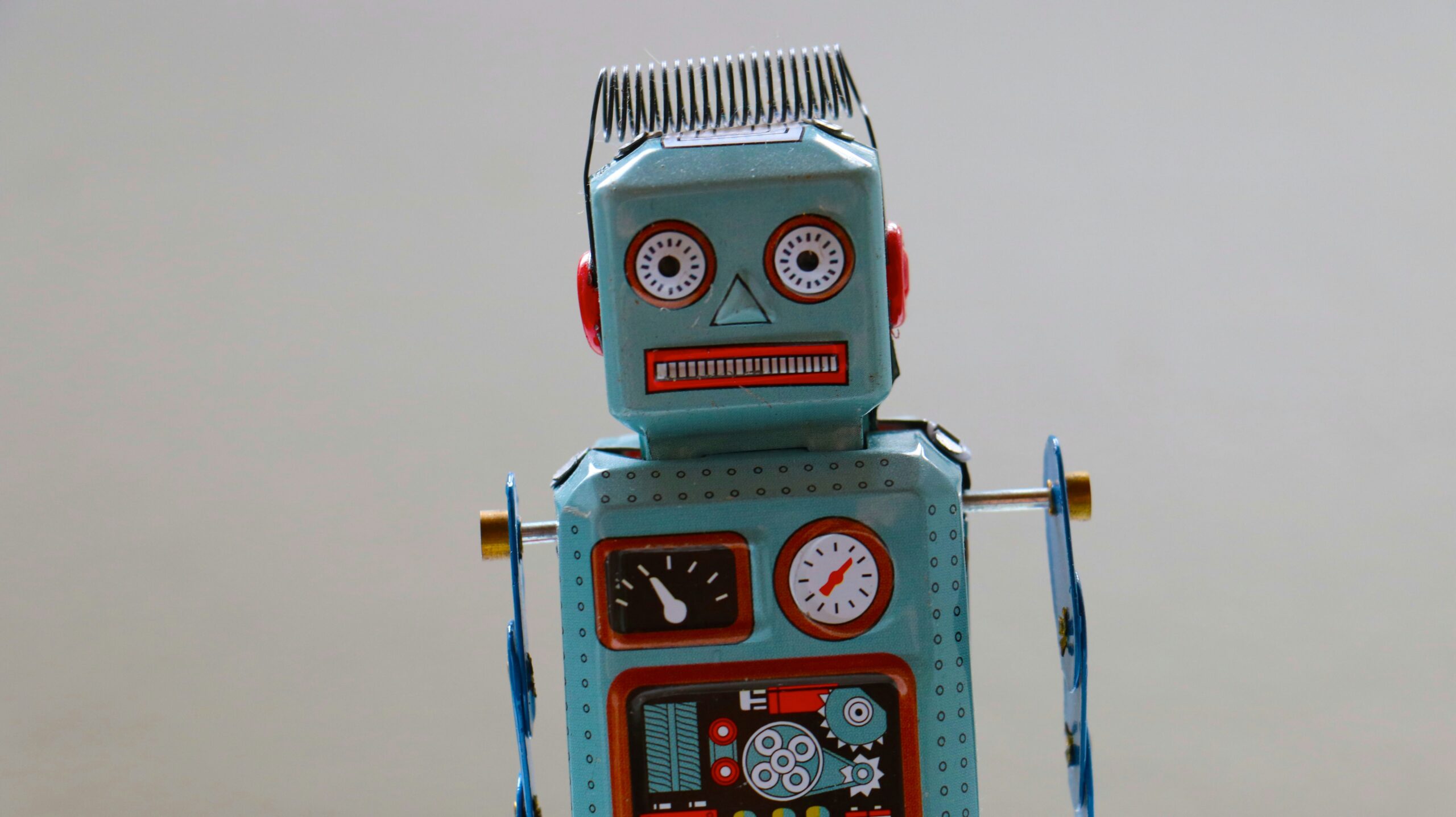 Robotic toy with vintage design, face and mechanical features, symbolising creativity and innovation in learning tools, perfect for educational development and enhancing cognitive skills.